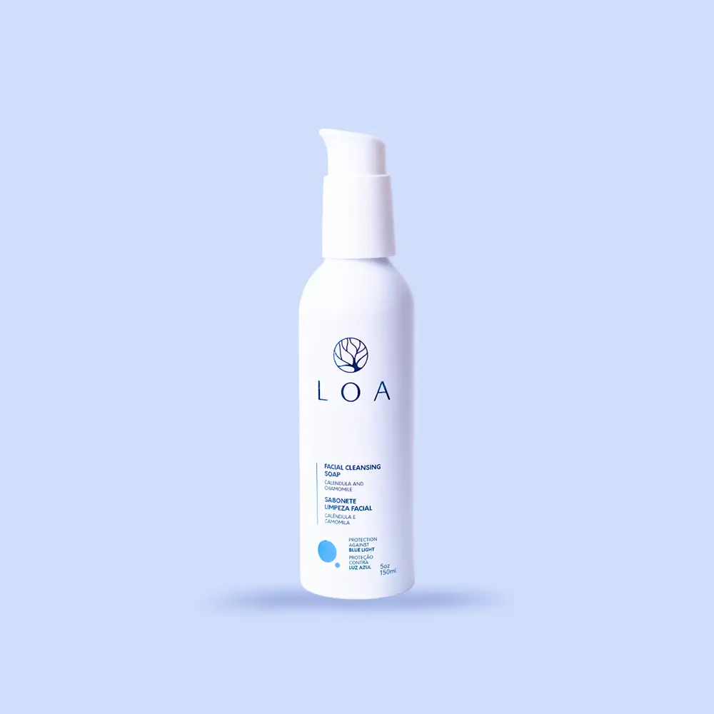 Frasco do Sabonete de Limpeza Facial LOA® em fundo azul claro, destacando o design clean e moderno do produto.