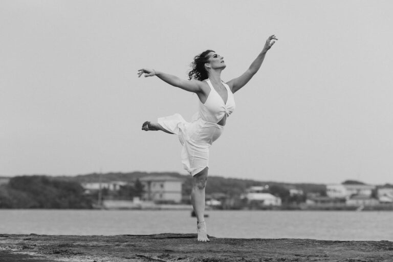 Produtos LOA Cosméticos alinhados para cuidados de beleza limpa, com embalagens verdes e naturais.
