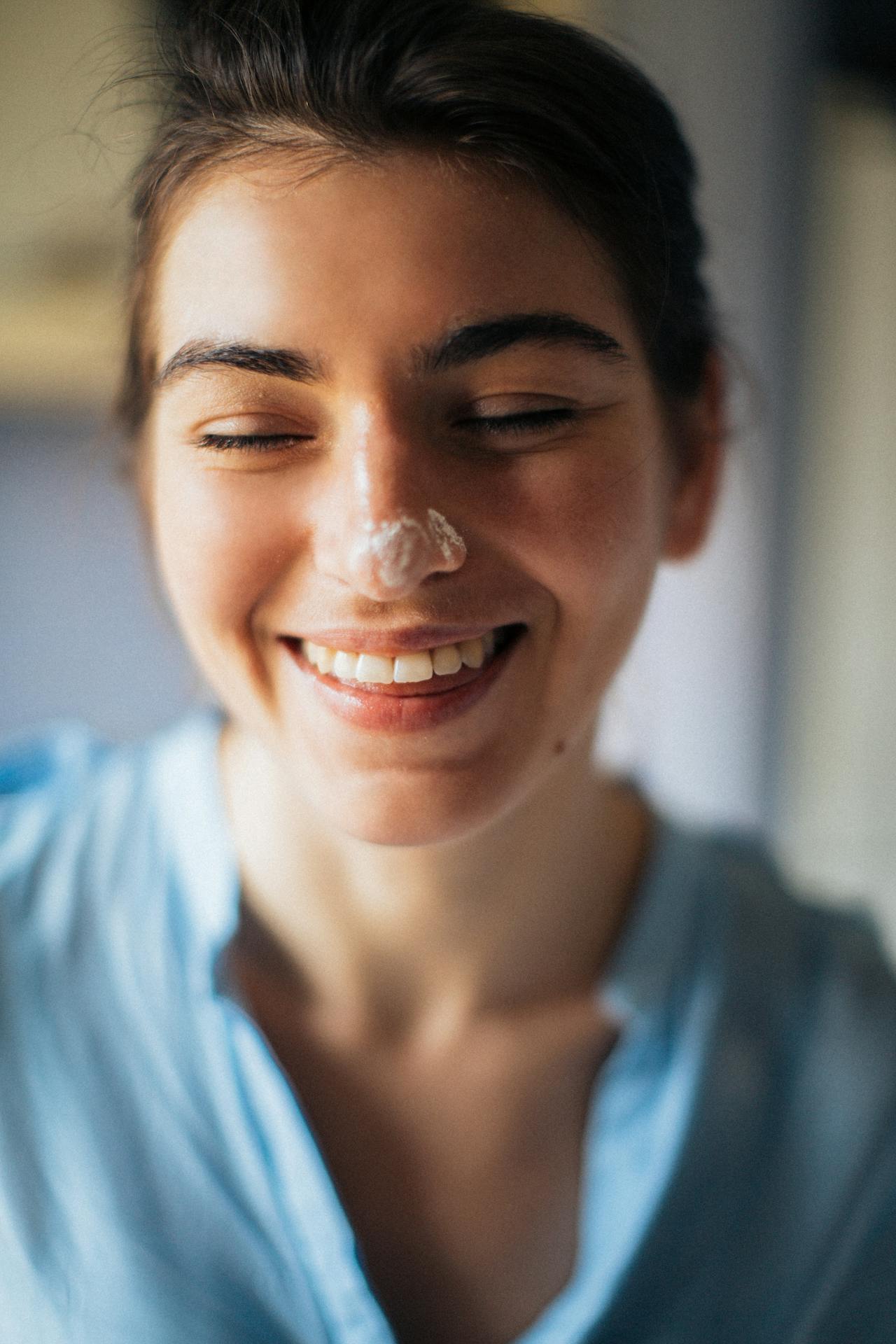 Pessoa realizando ritual de autocuidado com produtos LOA Cosméticos